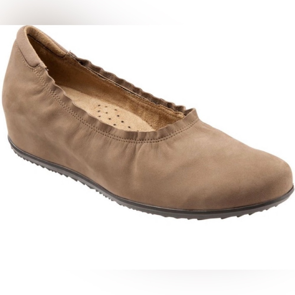 WOMEN'S SOFTWALK WISH FLATS Size 9.5